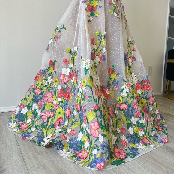 Elie Saab Floral Embroidered Swiss Dot Strapless Gown Spring/Summer 2023 - Picture 10 of 16